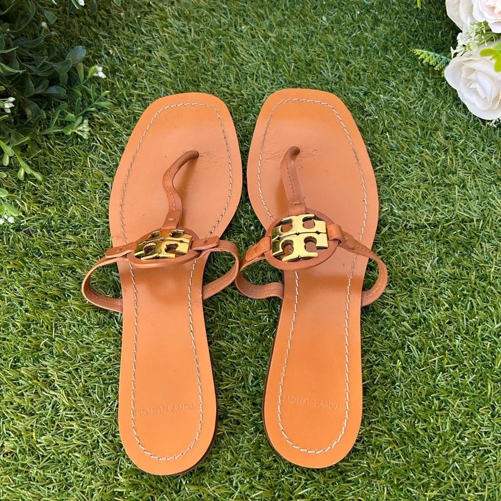 Tory Burch Tan Leather Thong Sandals with Gold Logo Medallion women size 8.5